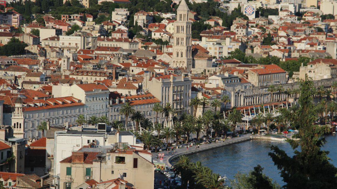 Sur la promenade entre le palais de Dioclésien et le port