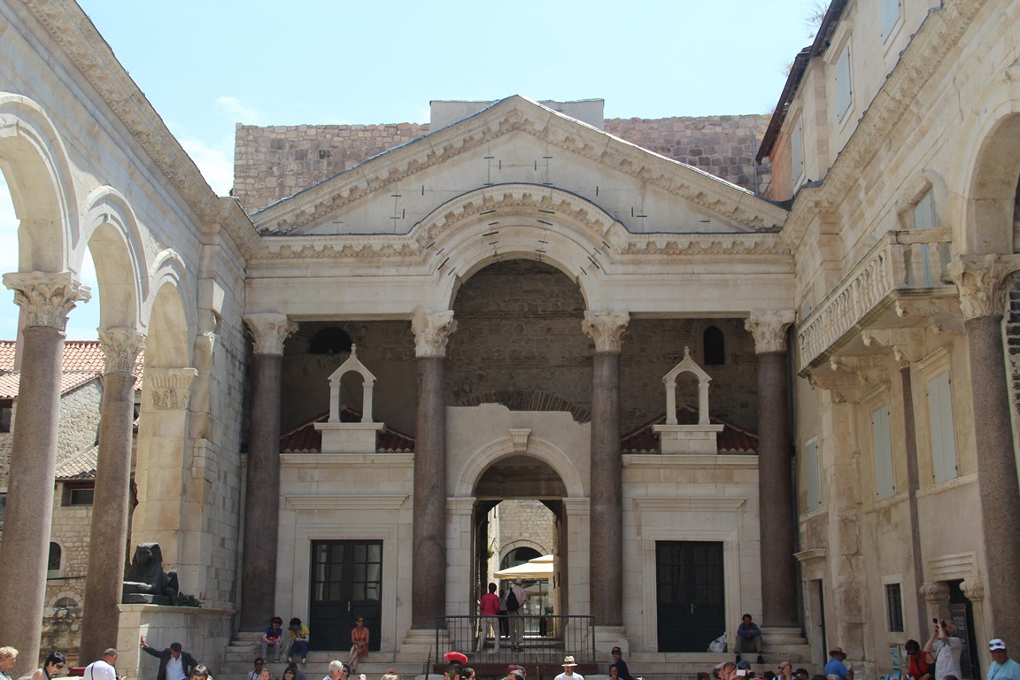 Sur la promenade entre le palais de Dioclésien et le port