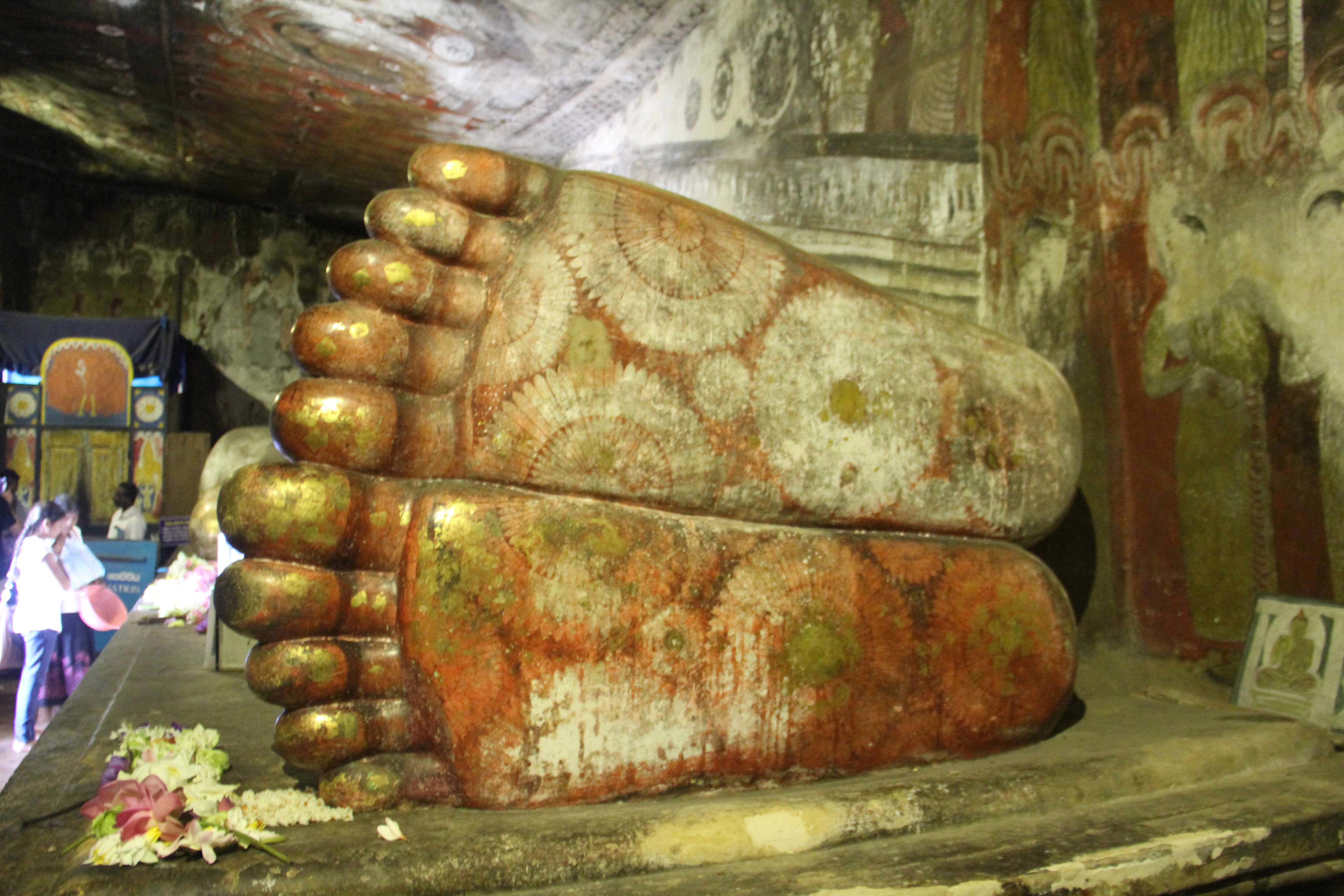 Les pieds décalés du buddha couché 
