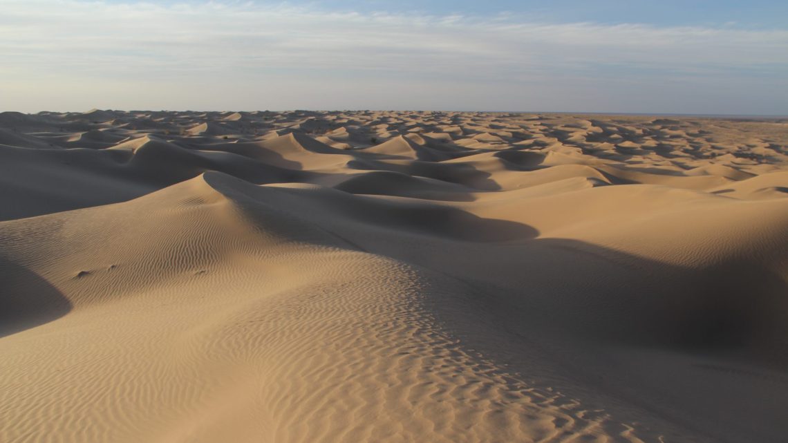 Marcher dans les dunes de Mesr